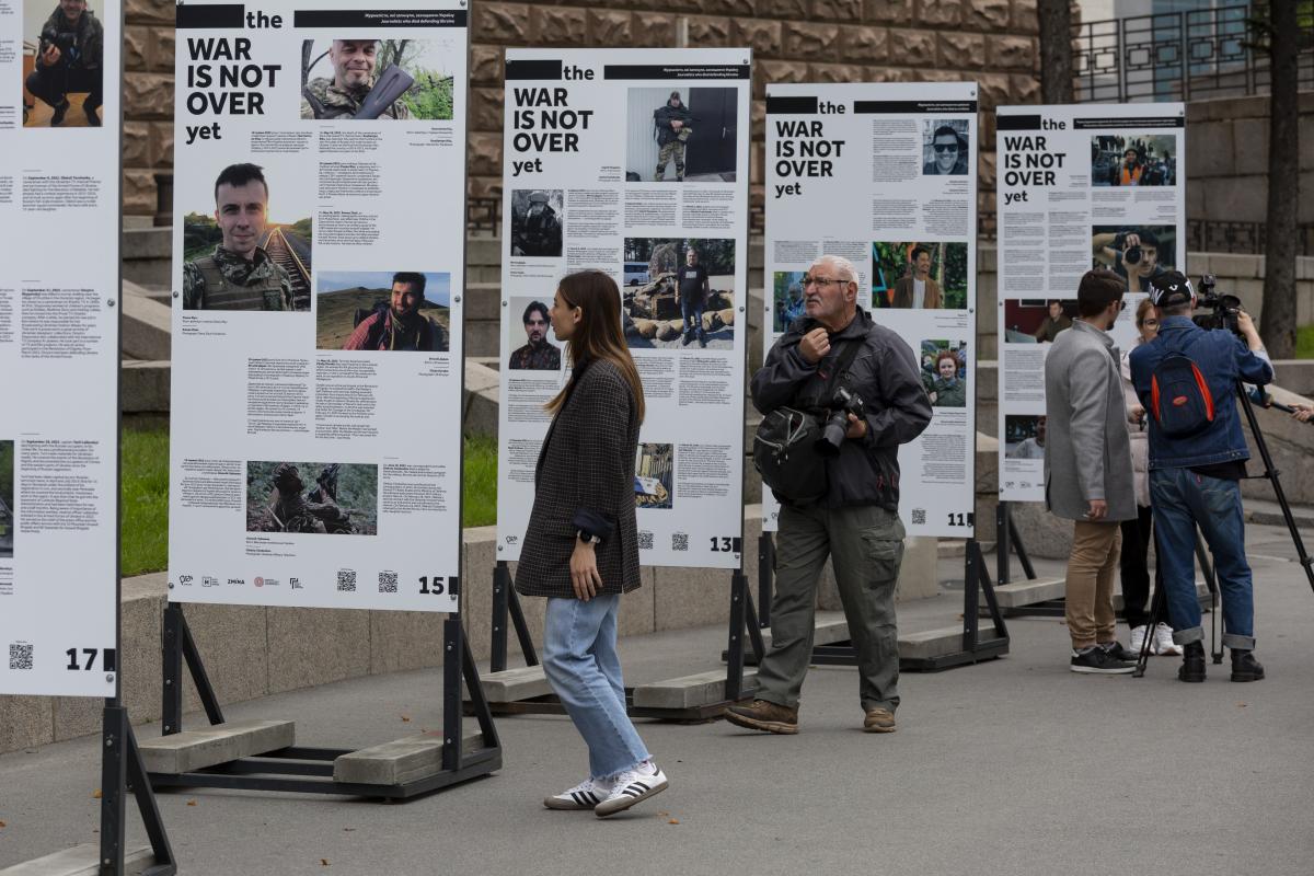 У Харкові відкрилася фотовиставка The War Is Not Over Yet про злочини Росії проти медійників