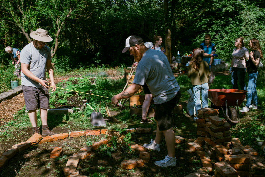 У одному з львівських парків волонтери створили спіральну грядку з прянощами. Результат та покроківка 